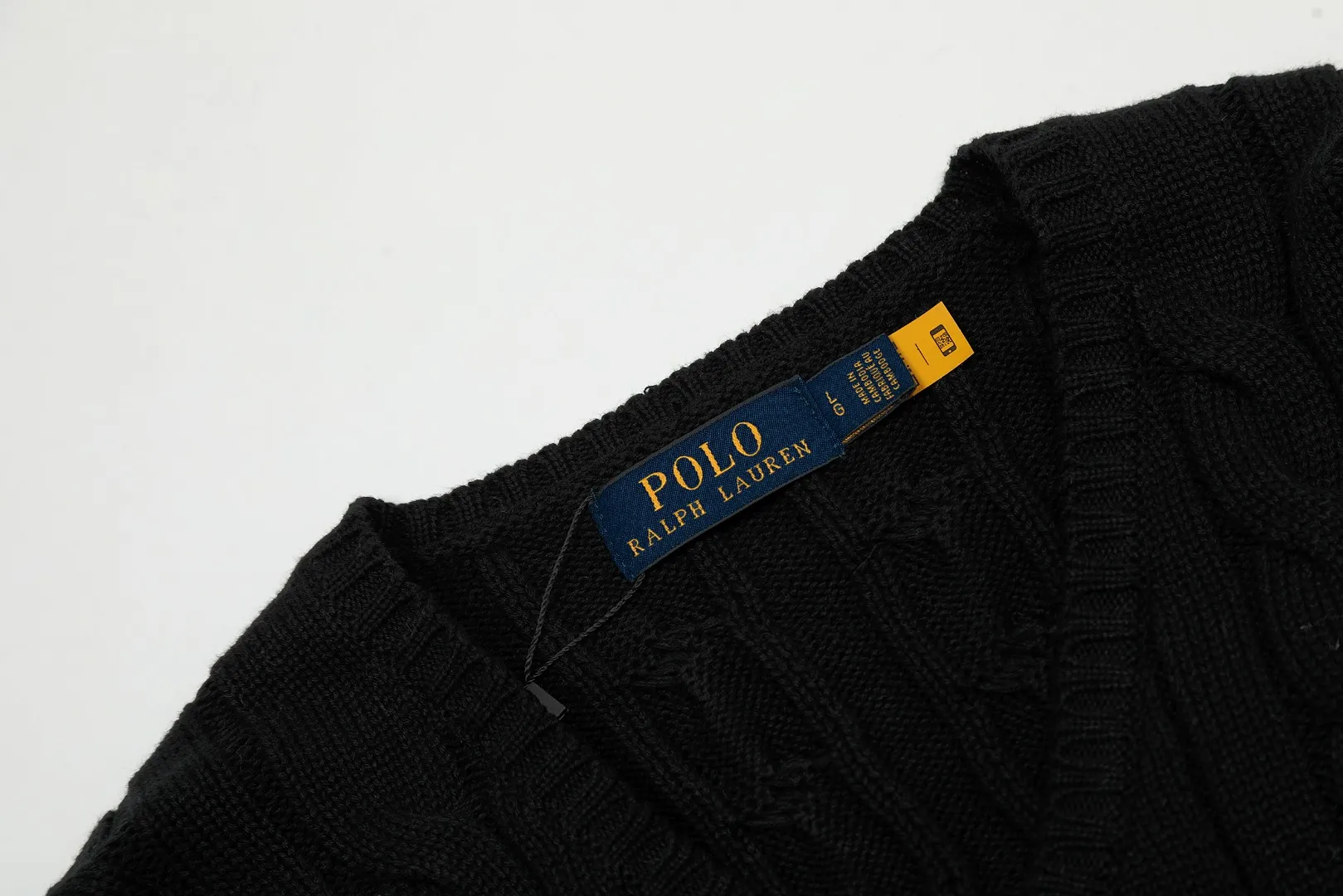 🅿️210 "Top quality" Style number: DS019# [Ralph Lauren V-neck solid color pony embroidered logo hemp flower knitted sweater] ✅Ralph Lauren Ralph Lauren goddess slim basic classic V-neck hemp flower pullover sweater ✅Main supplier platform live broadcast Wholesale entity Replacement when out of stock Not removed from shelves ✅ZP quality 1:1 version Scan the code to enter the GF website Counter quality ✅Detailed quality The only one in Guangzhou Imported quality cotton yarn, focusing on high-end, cost-effective, good quality, needless to say, ✅ simple and easy to match, a must-have item for ootd, good-looking clothes are never picky, a must-have in the goddess' wardrobe, recommended. Size: S-L Color: Black, off-white, gray, navy blue, khaki, pink, light blue, rose red, brown, Chinese red